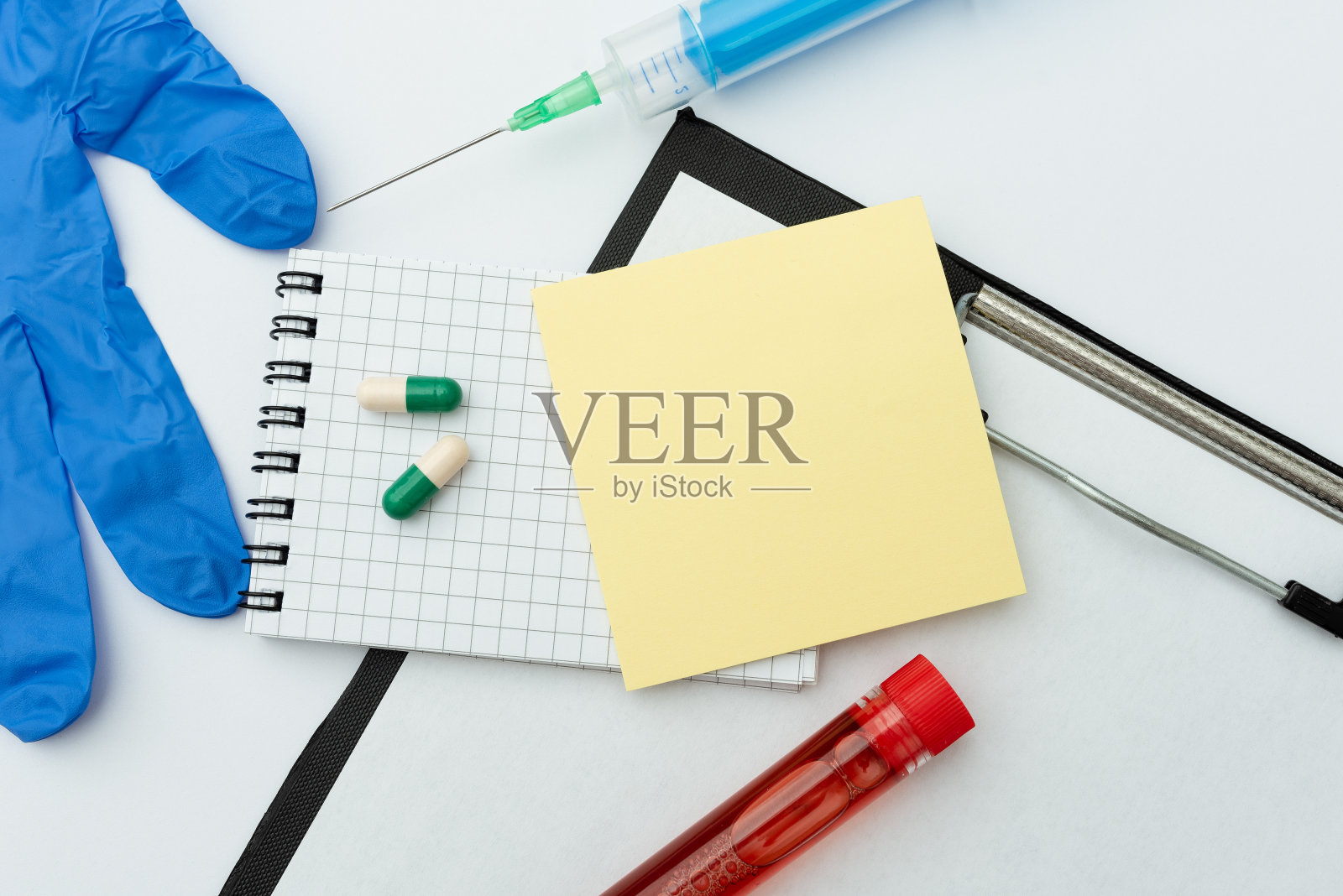 传播病毒意识信息，准备感染药物，做好重要笔记，规划预防措施，收集医学信息，穿戴防护装备照片摄影图片