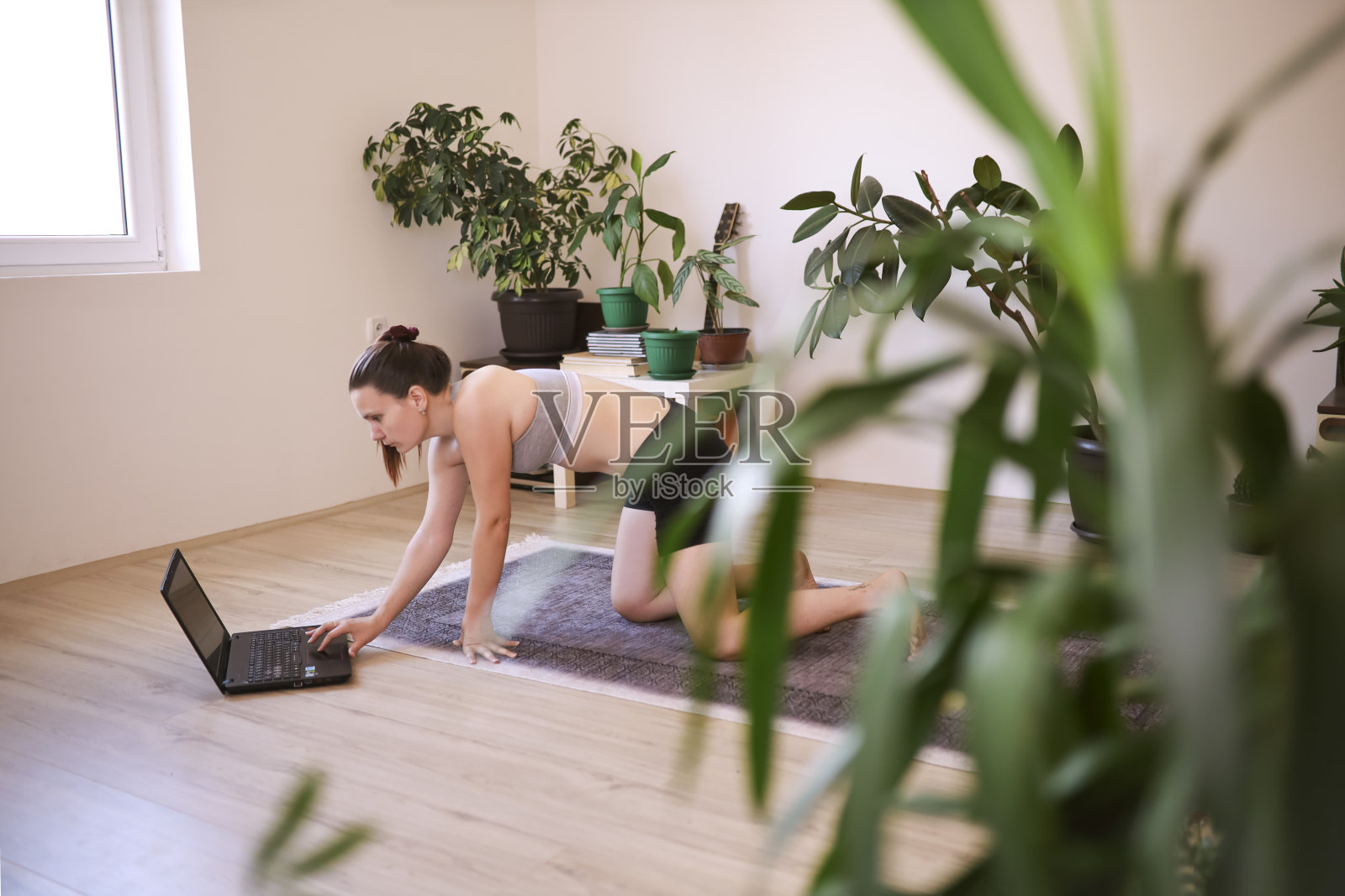 准备网上瑜伽课的照片照片摄影图片
