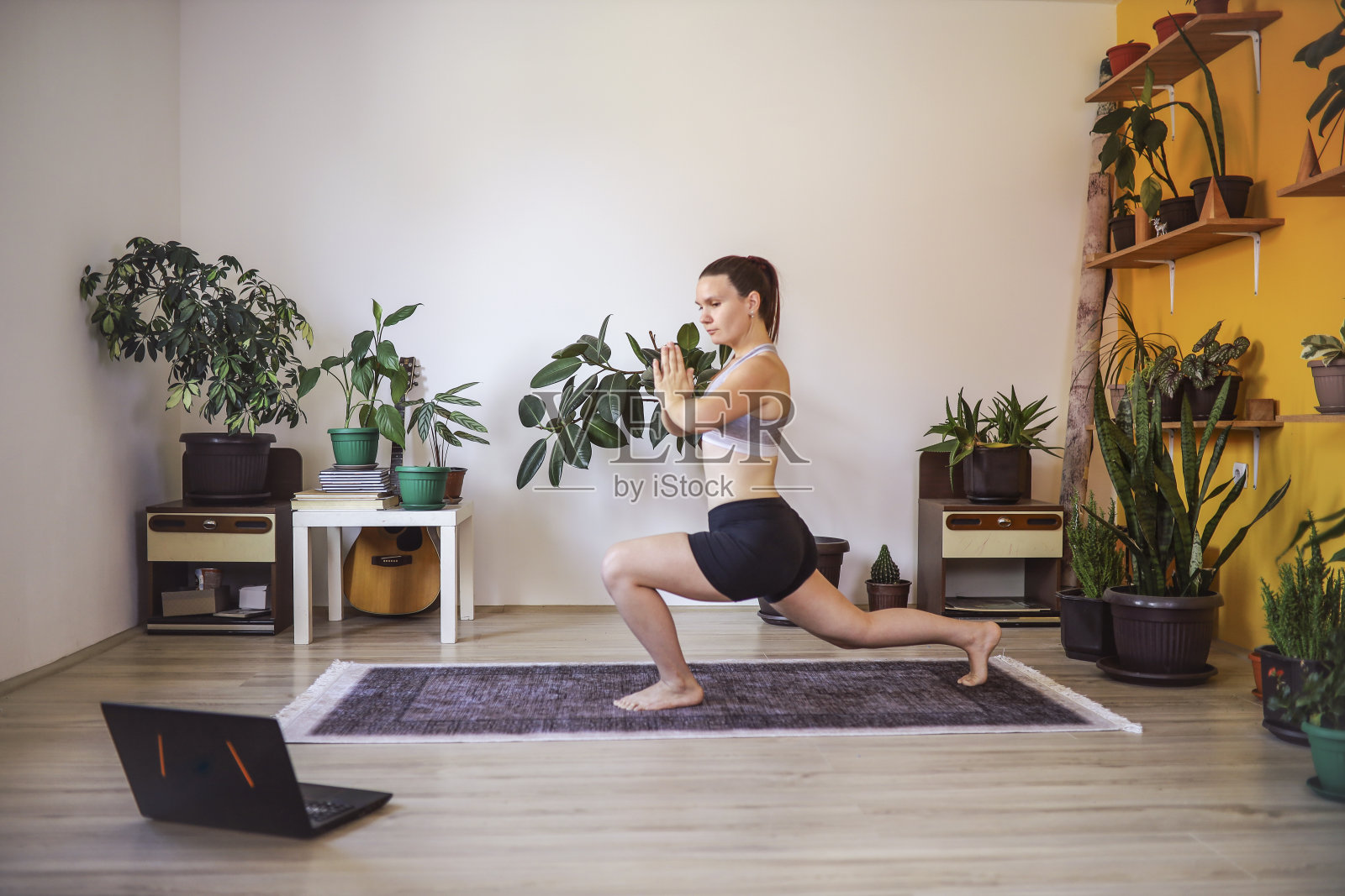 站起来伸腿的照片照片摄影图片