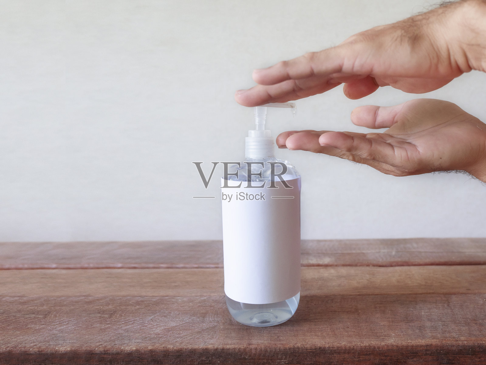 用酒精凝胶洗手照片摄影图片