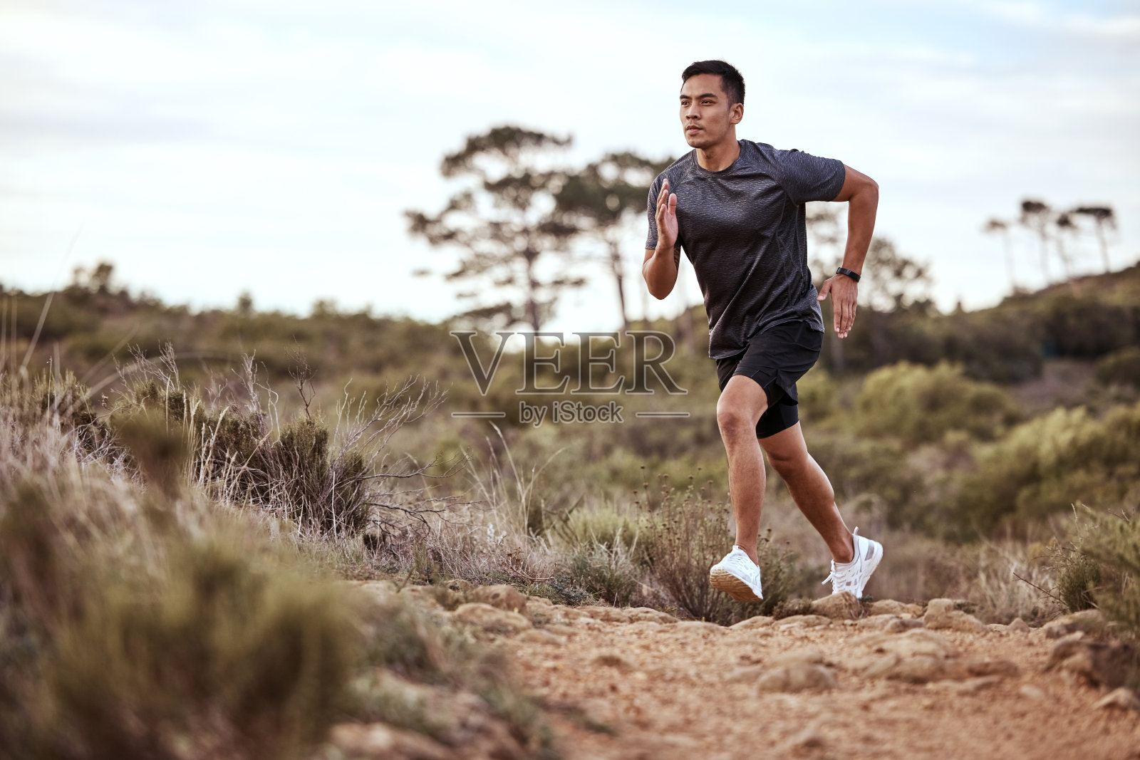 一个年轻人在大自然中锻炼照片摄影图片