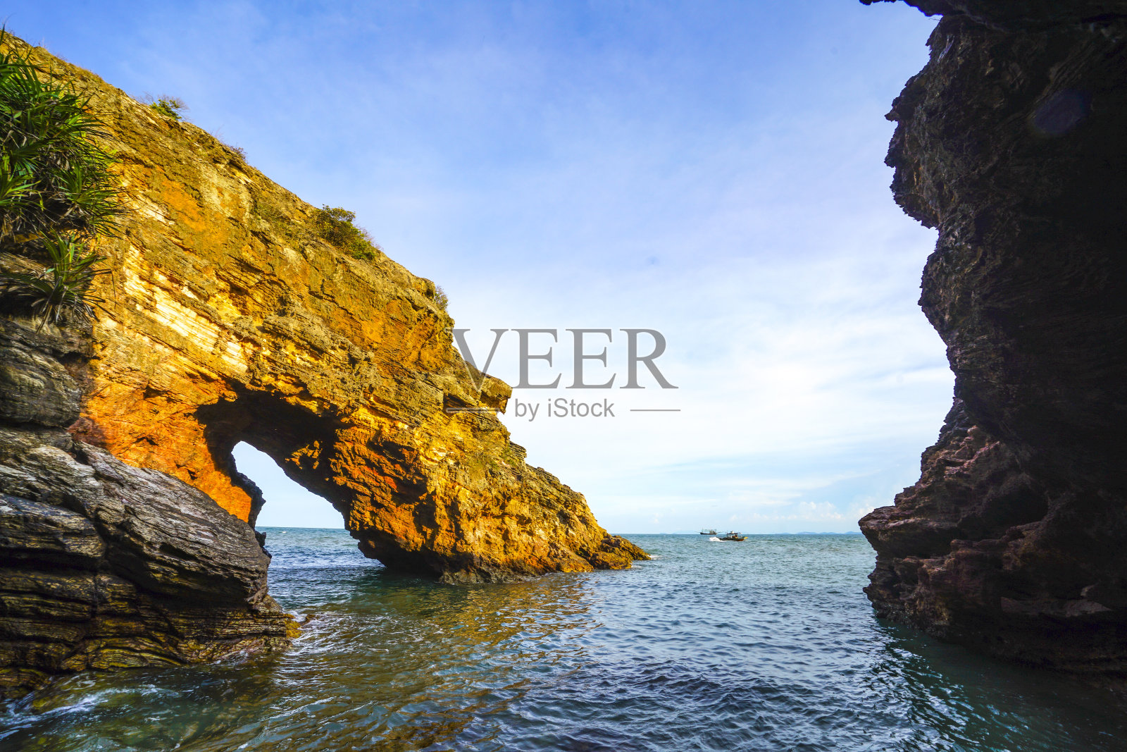 越南北部义安省海滩上的岩洞照片摄影图片