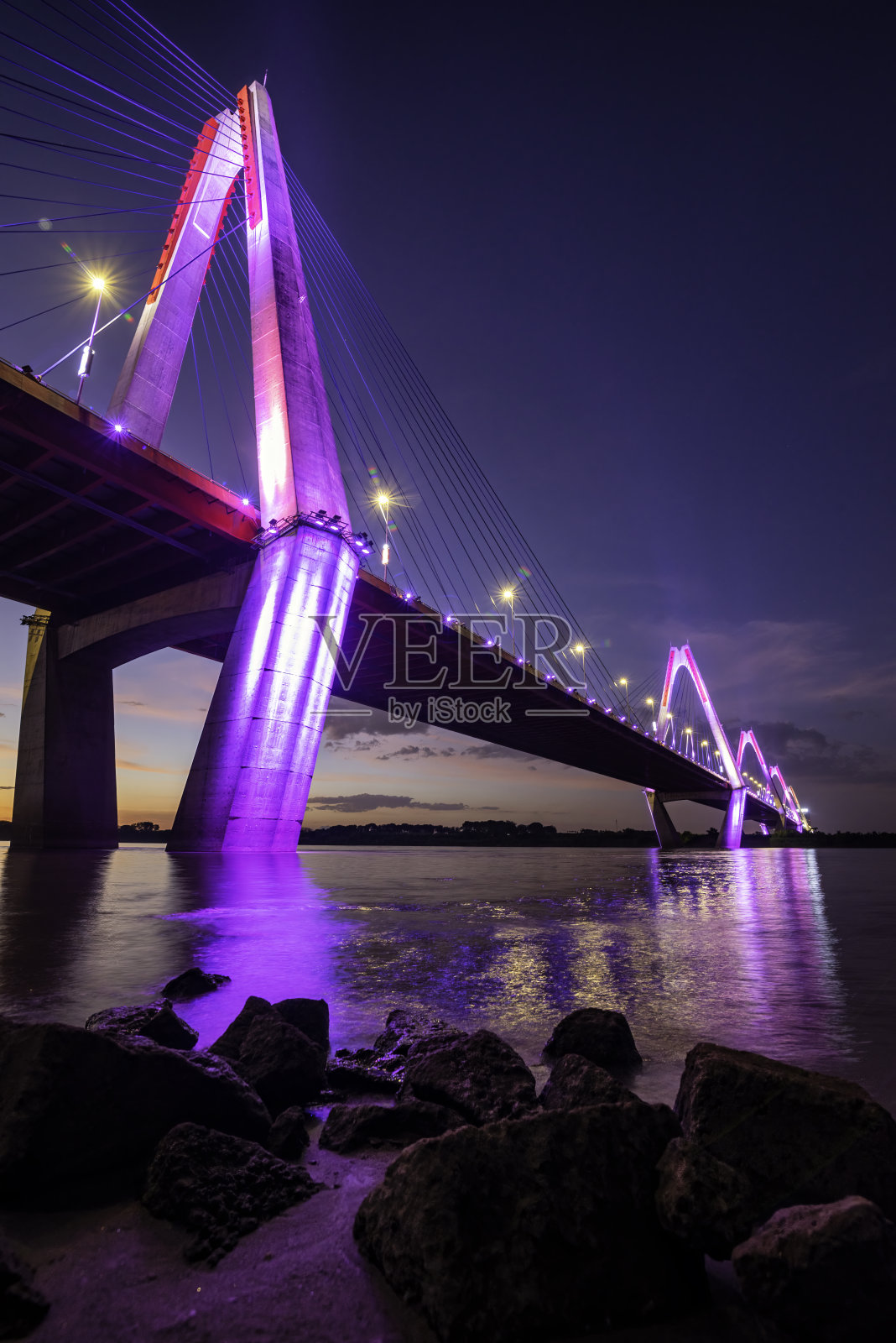 Nhat Tan大桥是横跨河内红河的斜拉桥照片摄影图片