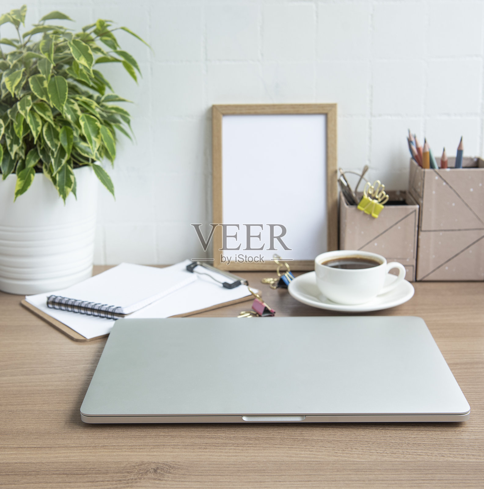 桌上放有办公用品的笔记本电脑。照片摄影图片