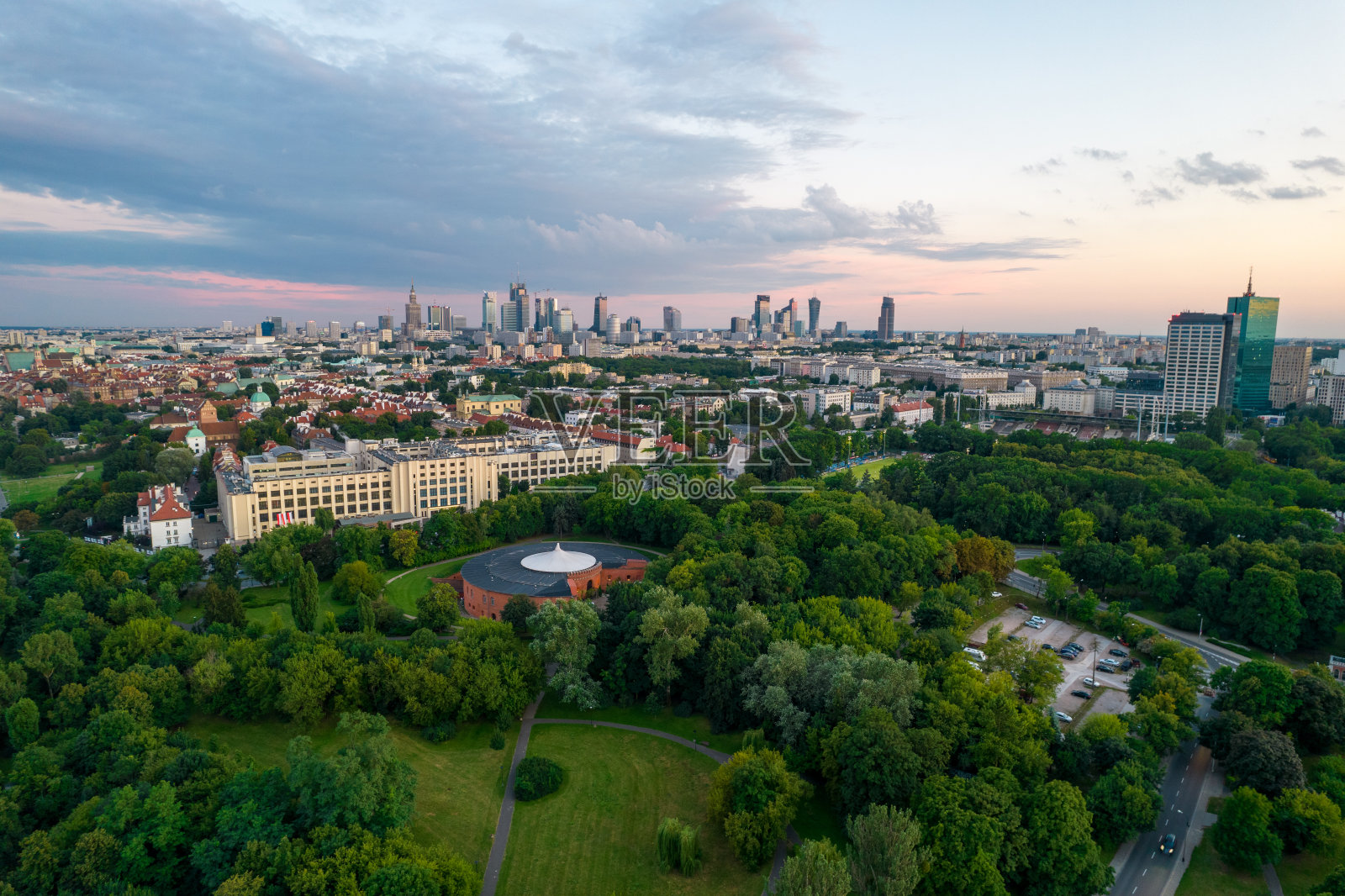 华沙在日落时分。美丽的橙色太阳照亮了波兰的首都。照片摄影图片