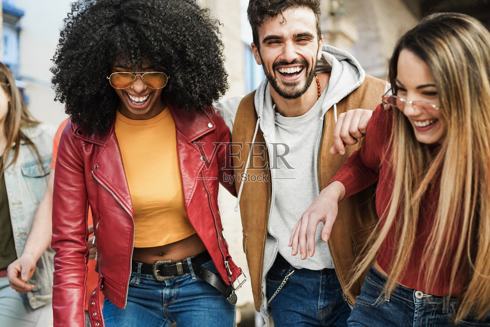 快乐的多种族朋友有乐趣的户外散步在城市周围-关注非洲女孩的脸照片摄影图片