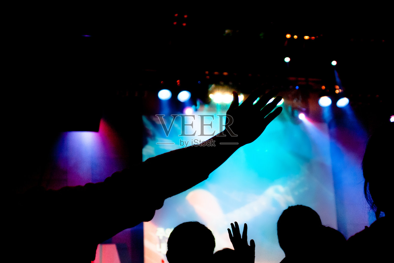 教会赞美的手。照片摄影图片