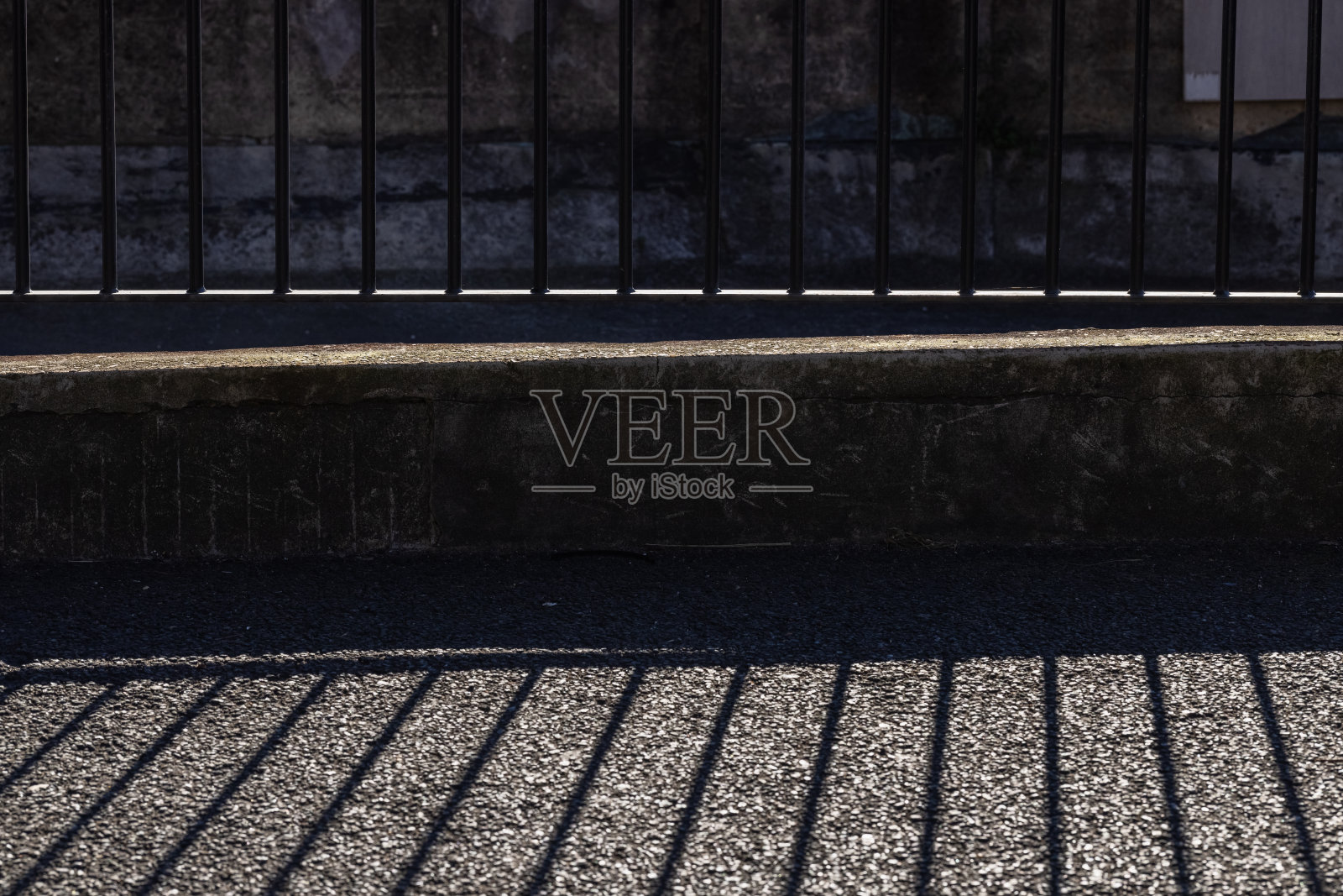 黑色的铁条上有阴影照片摄影图片