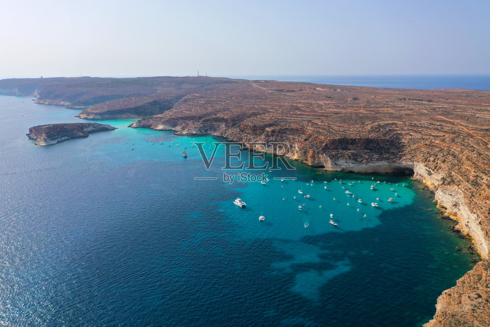 兰佩杜萨港停泊船只的美景照片摄影图片