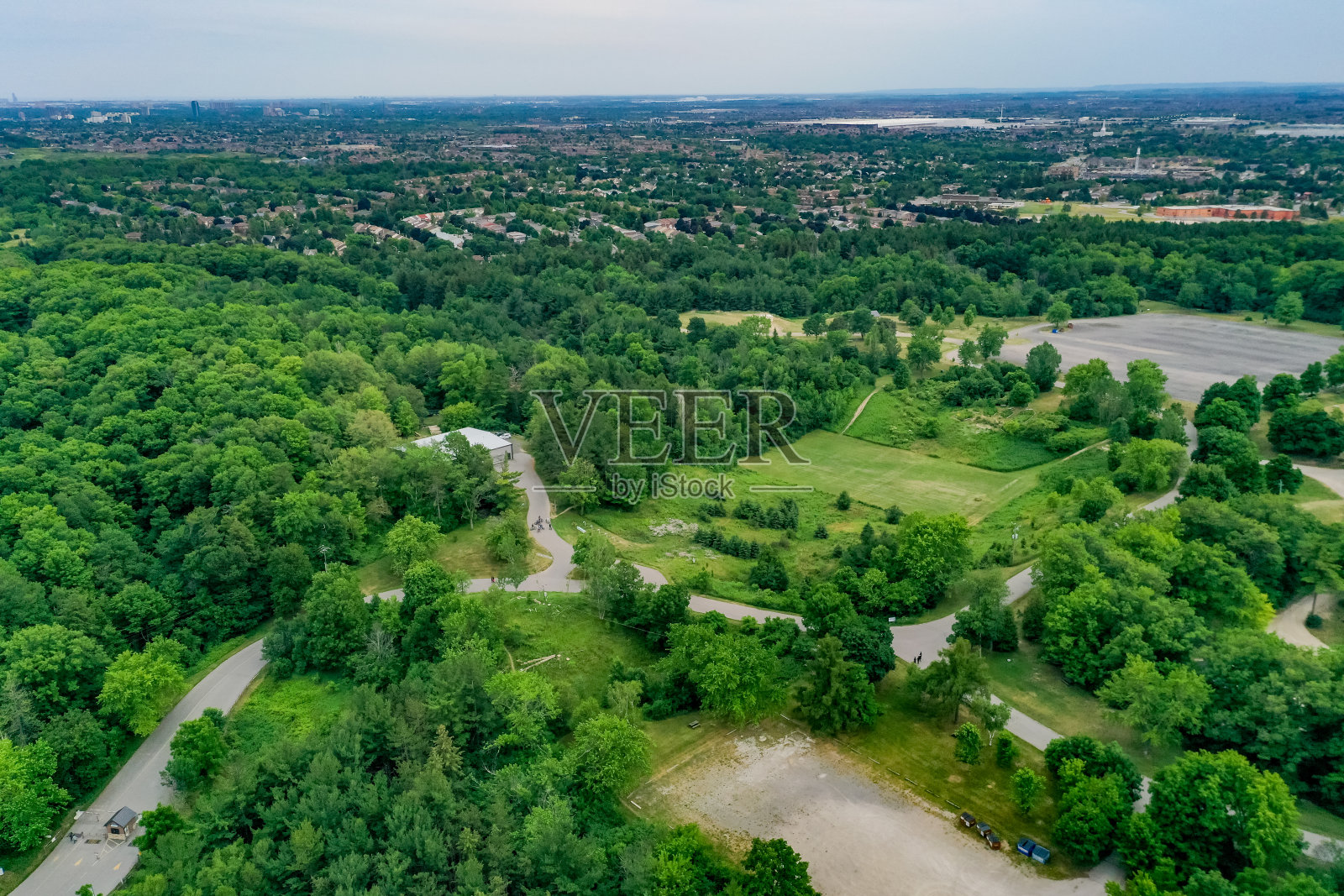 黄昏时分，加拿大安大略省布兰普顿的心湖保护公园照片摄影图片