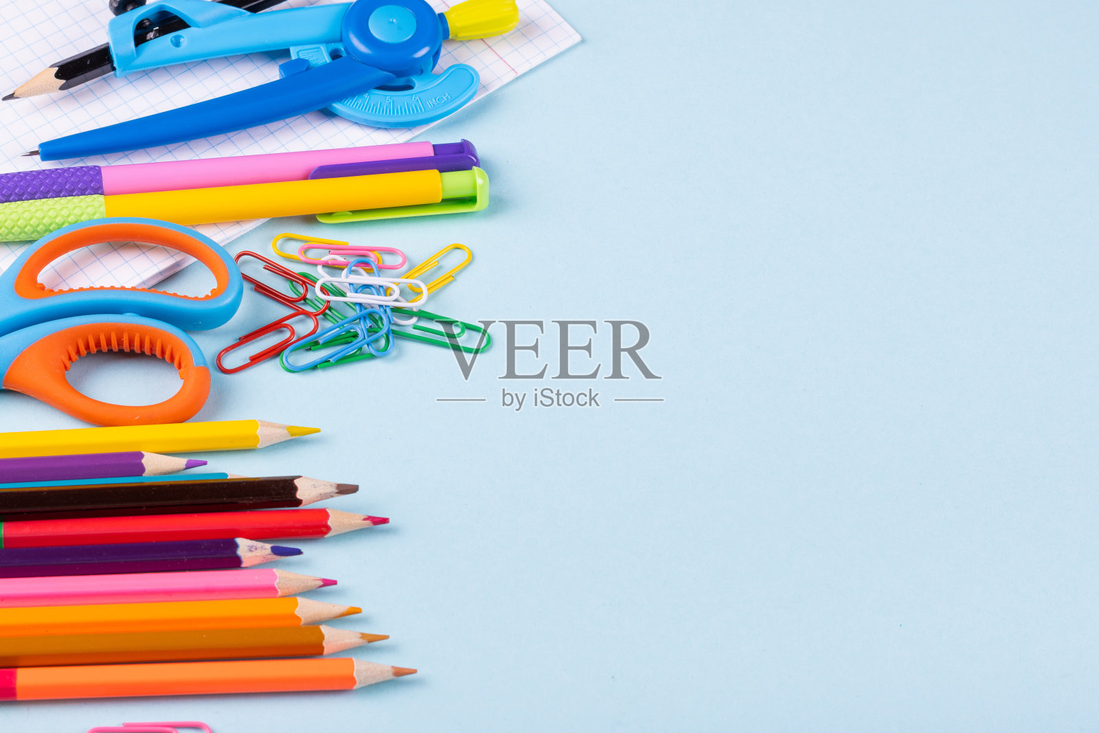 学校用品上有彩色背景，可查看表格，复印空间照片摄影图片