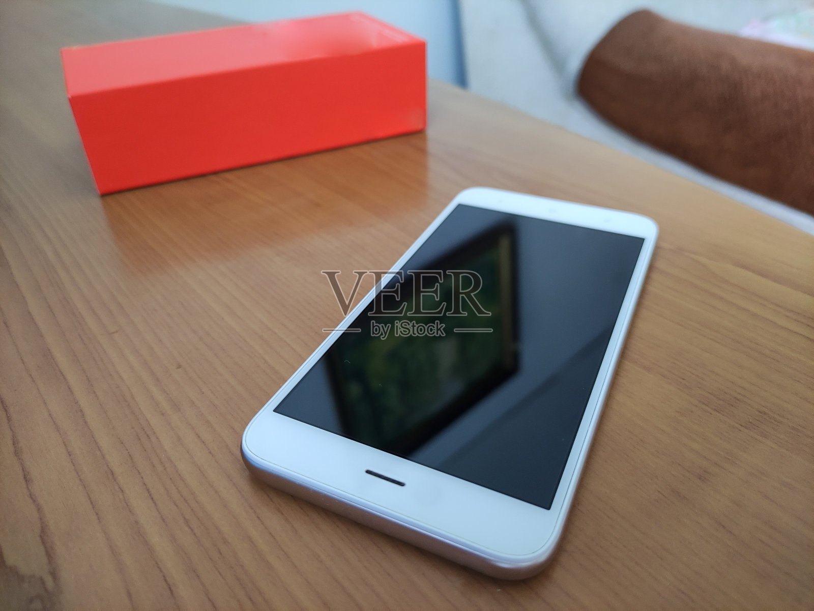 木桌上放着智能手机，还有复印空间，特写镜头照片摄影图片