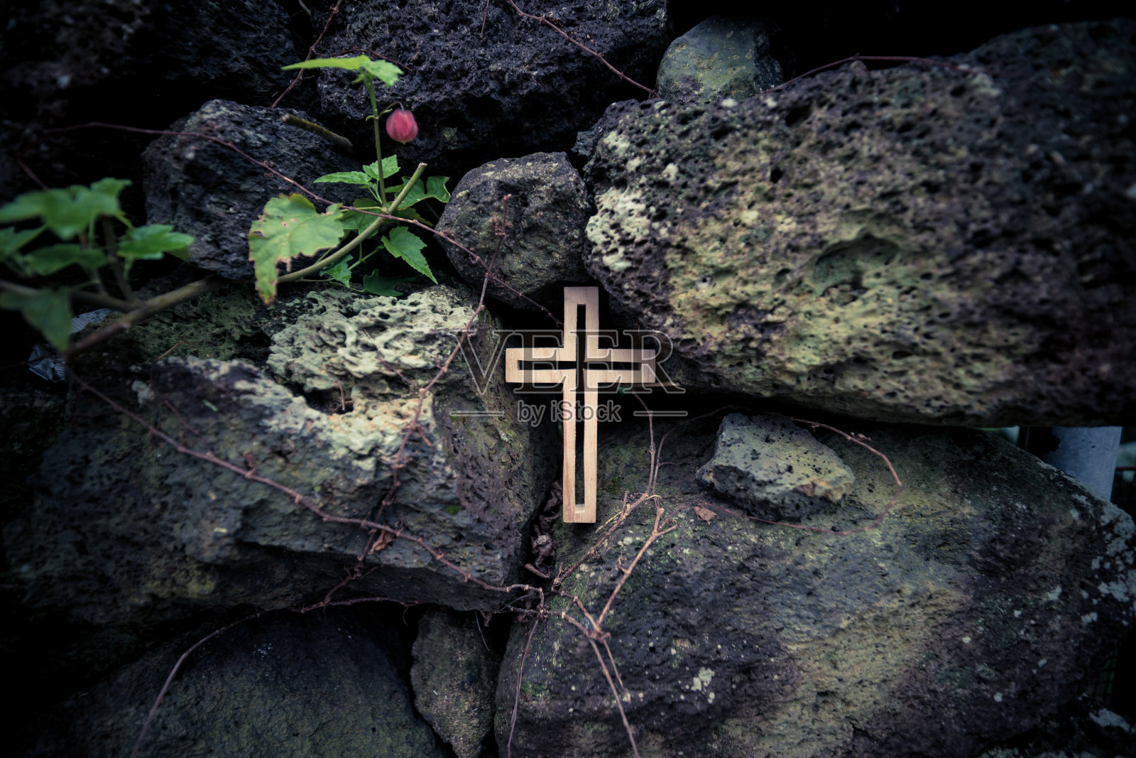 济州岛玄武岩和木十字照片摄影图片