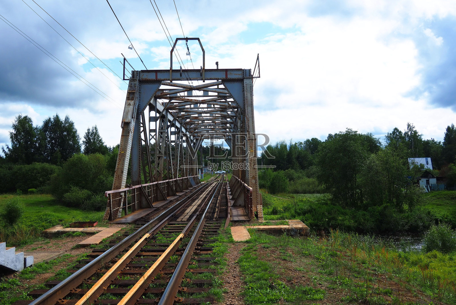 河上有一座旧铁路桥。照片摄影图片