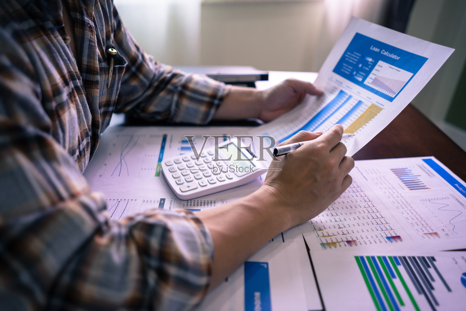 簿记员通过报表检查公司的业绩，包括利润、收益、收入和亏损。财会概念。照片摄影图片