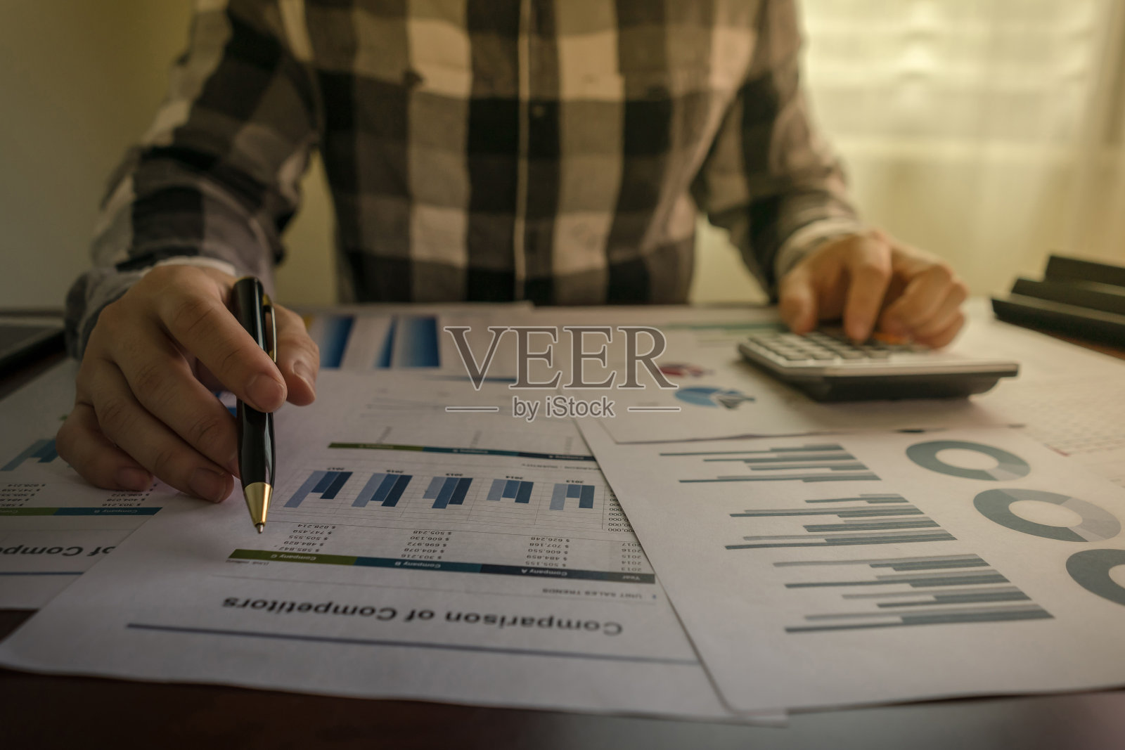 最后，商人工作计算图表报告市场研究发展规划管理战略分析财务会计。统计与分析研究概念照片摄影图片