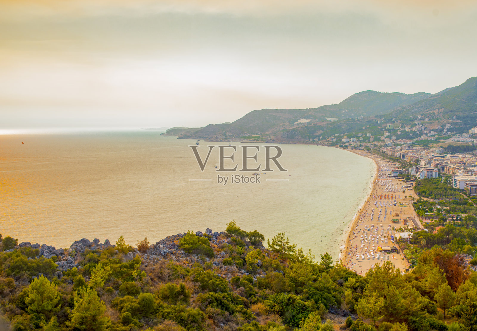 日落前阿兰亚克利奥帕特拉海滩的全景图照片摄影图片