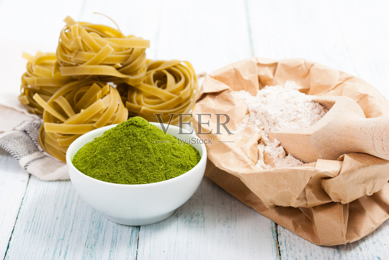 菠菜粉，面粉，意大利干面条照片摄影图片
