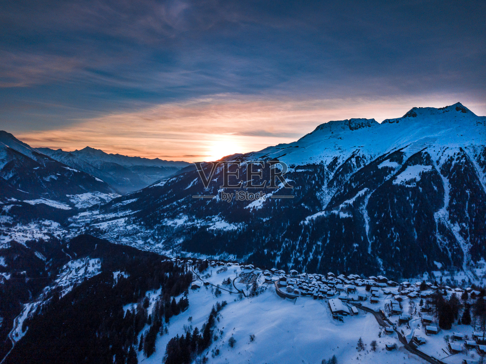 冬天日落仙境照片摄影图片