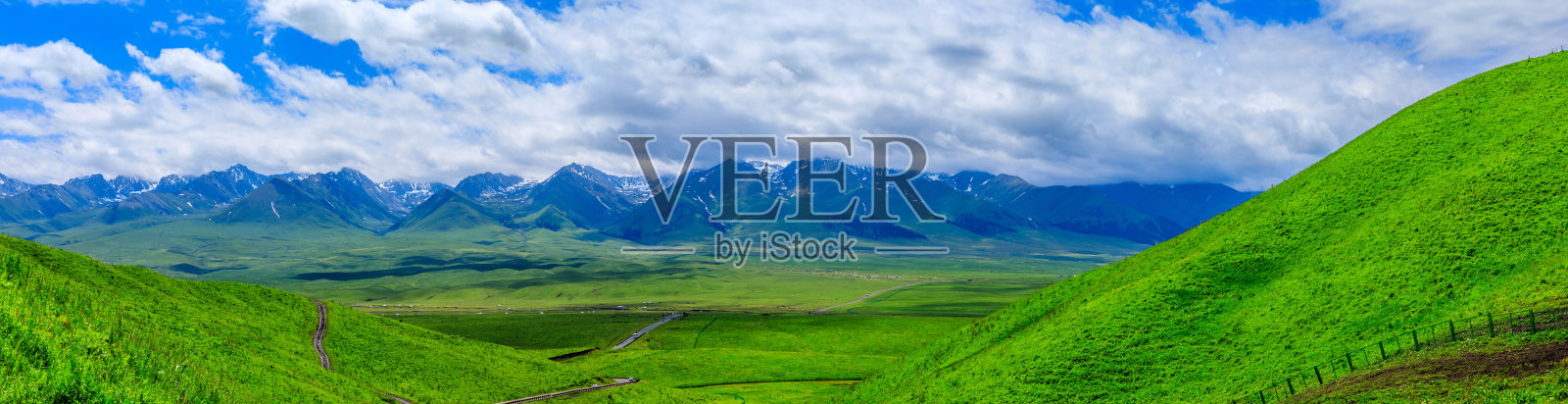 新疆那拉提草原自然风光。照片摄影图片