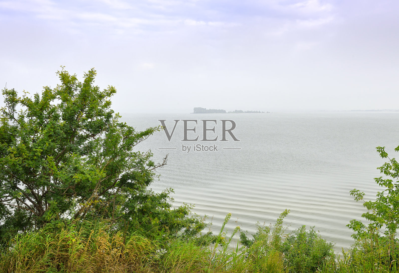 鄂毕海中的一个岛屿照片摄影图片