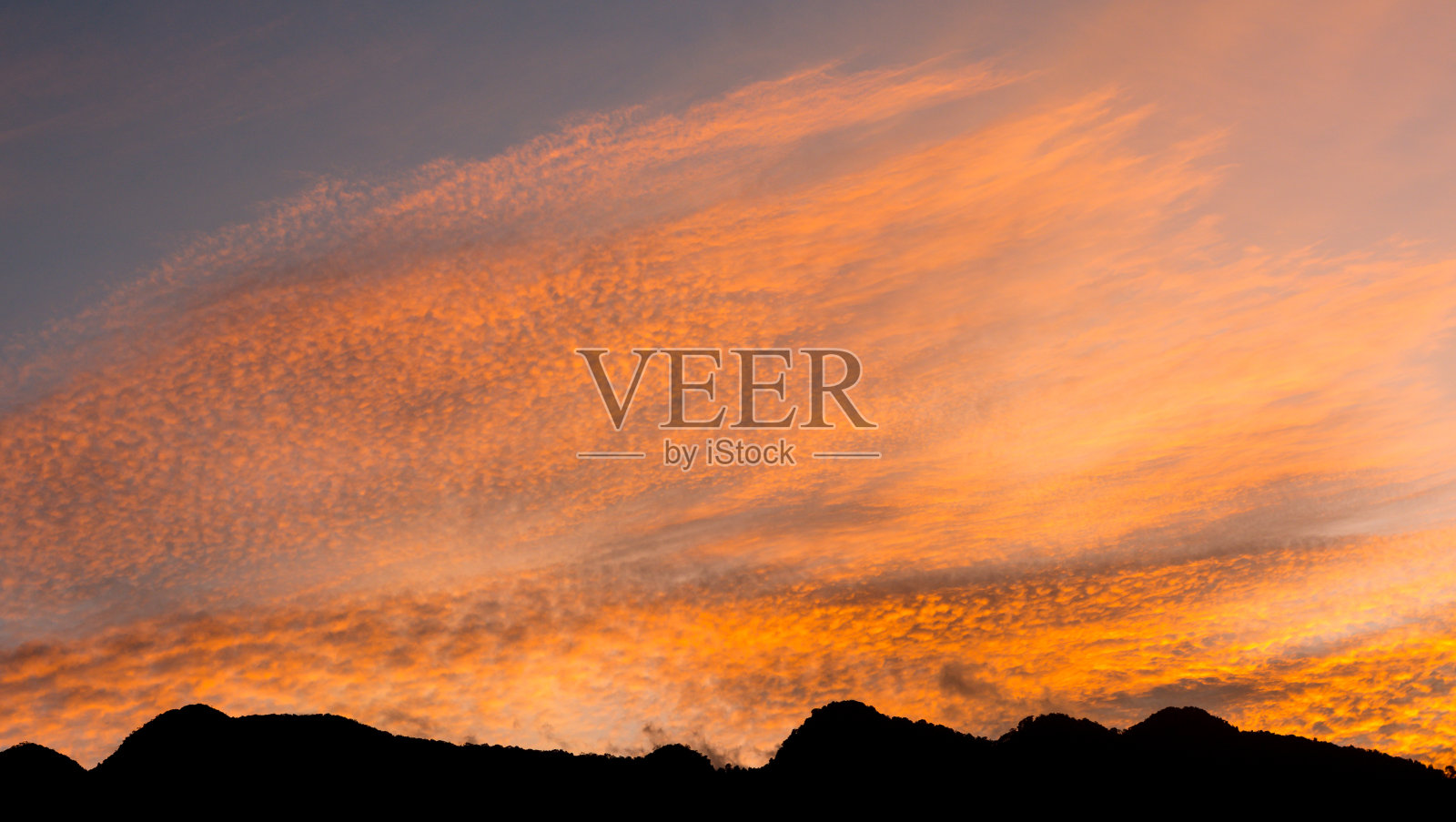 傍晚的天空和剪影的山，多彩的和戏剧性的日落天空照片摄影图片