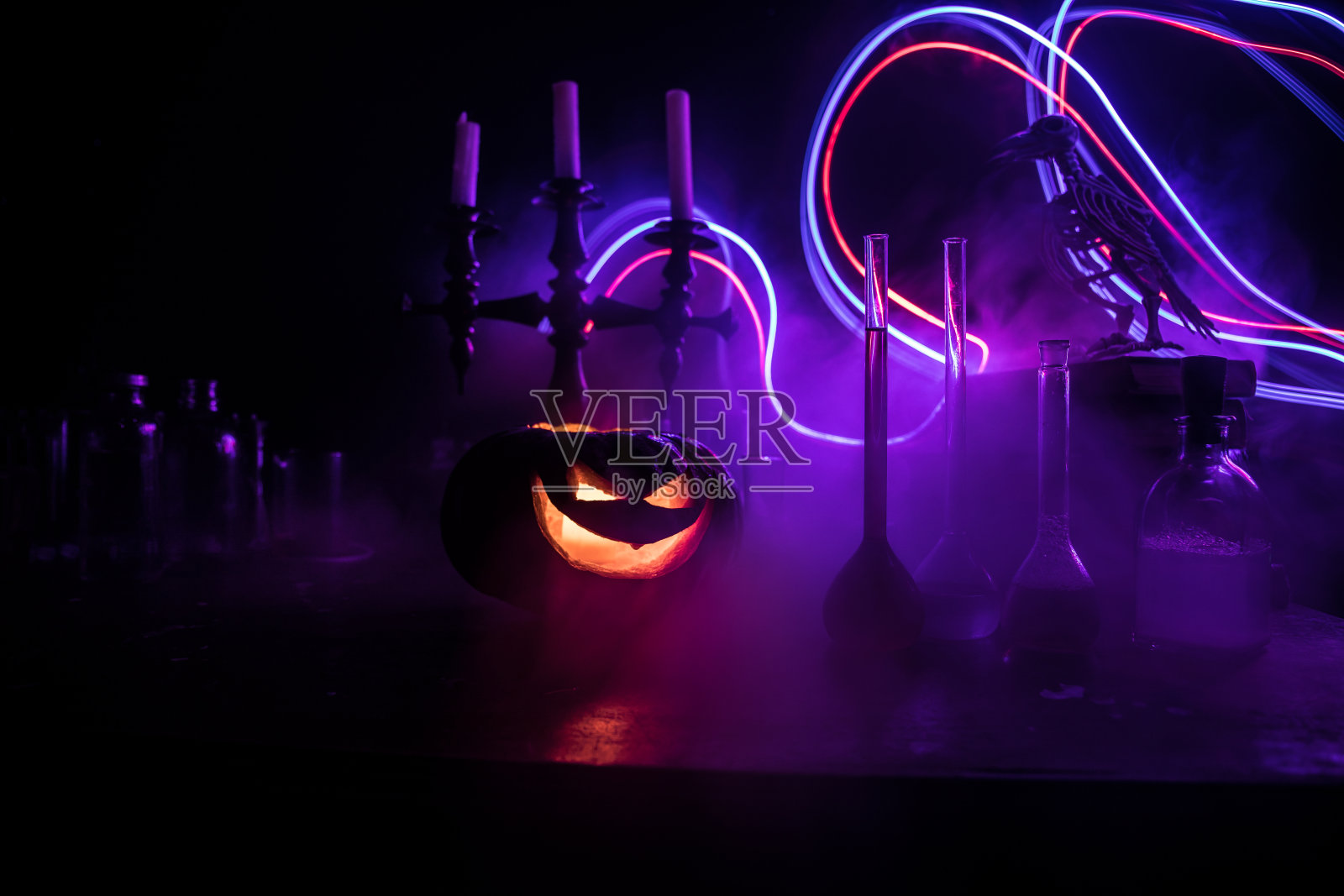 万圣节静物背景与不同的元素在暗色调雾蒙蒙的背景。有选择性的重点照片摄影图片