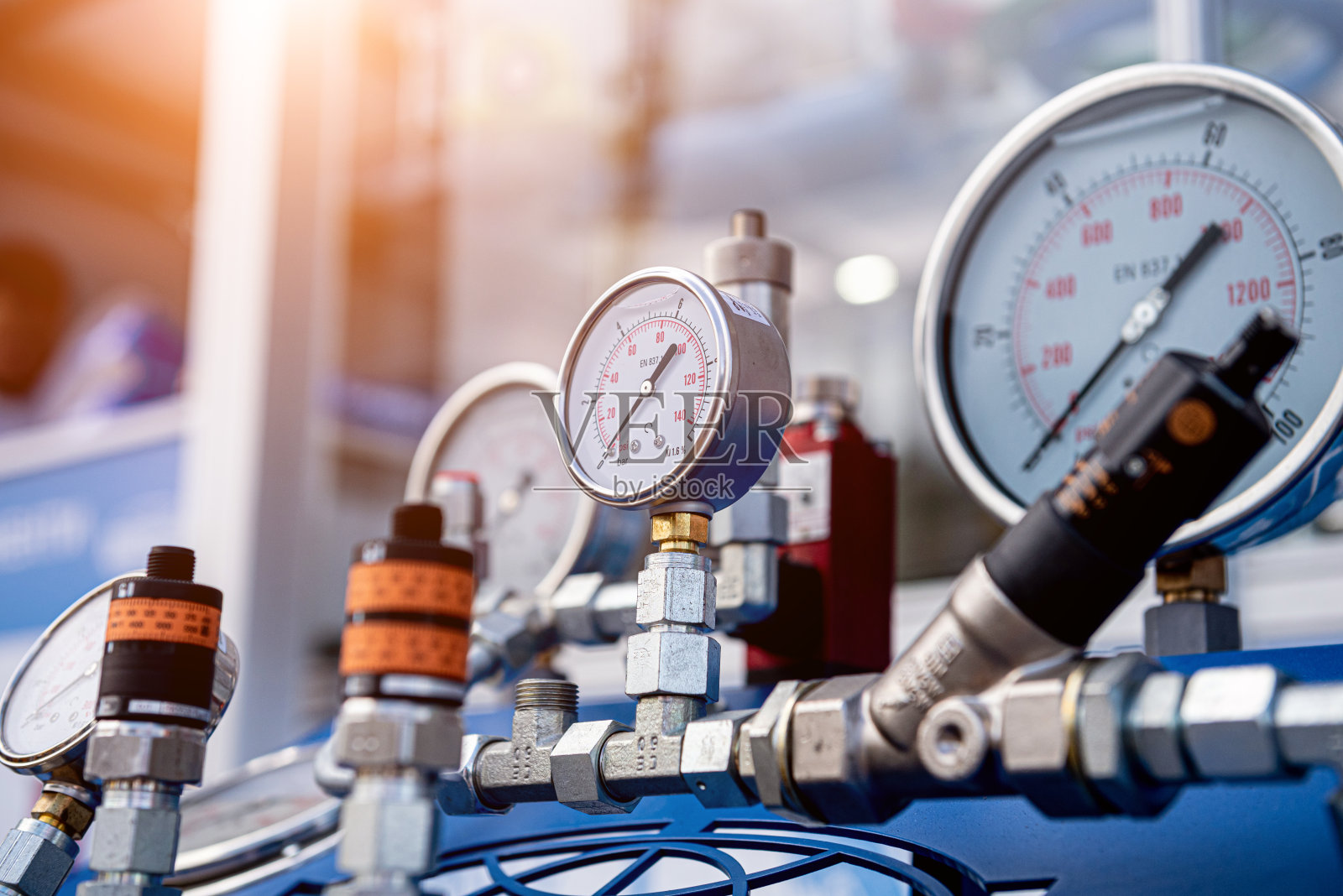 在浅色背景上有不同大小的测量仪照片摄影图片