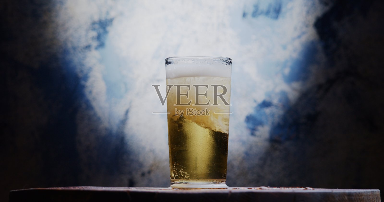 盛满冰块的啤酒照片摄影图片