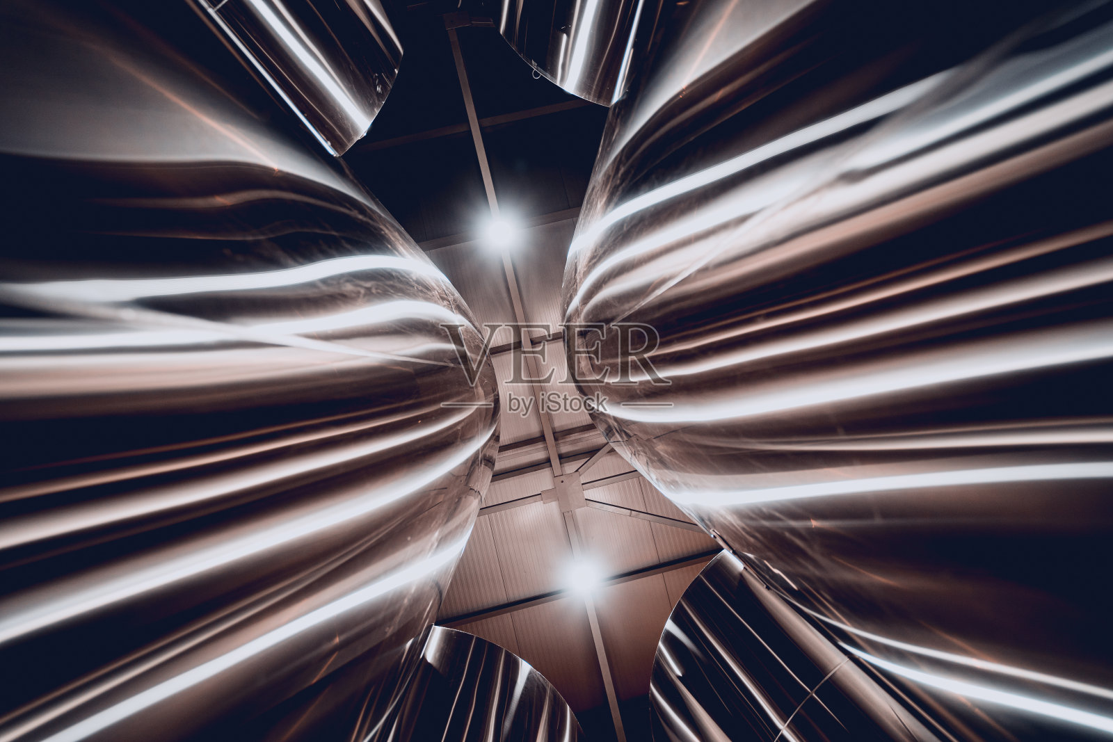 在精酿啤酒厂中用于啤酒发酵和成熟的一排排钢罐照片摄影图片