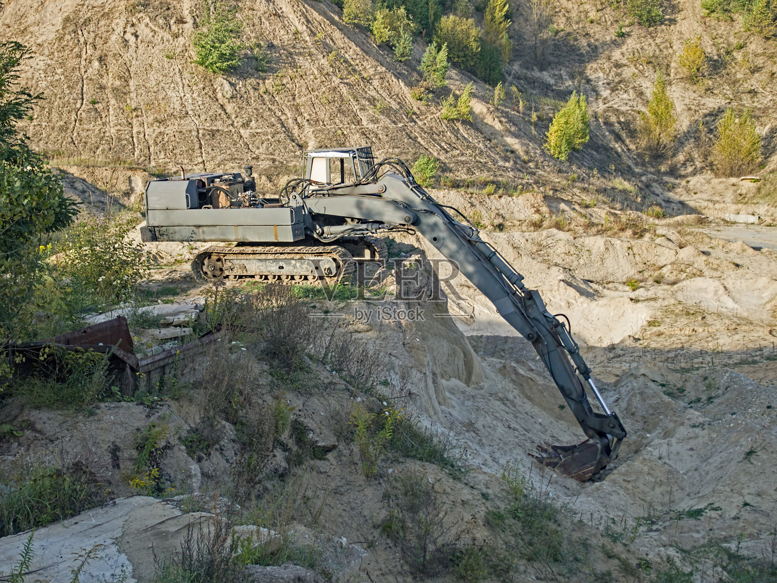废弃施工挖掘机车辆照片摄影图片