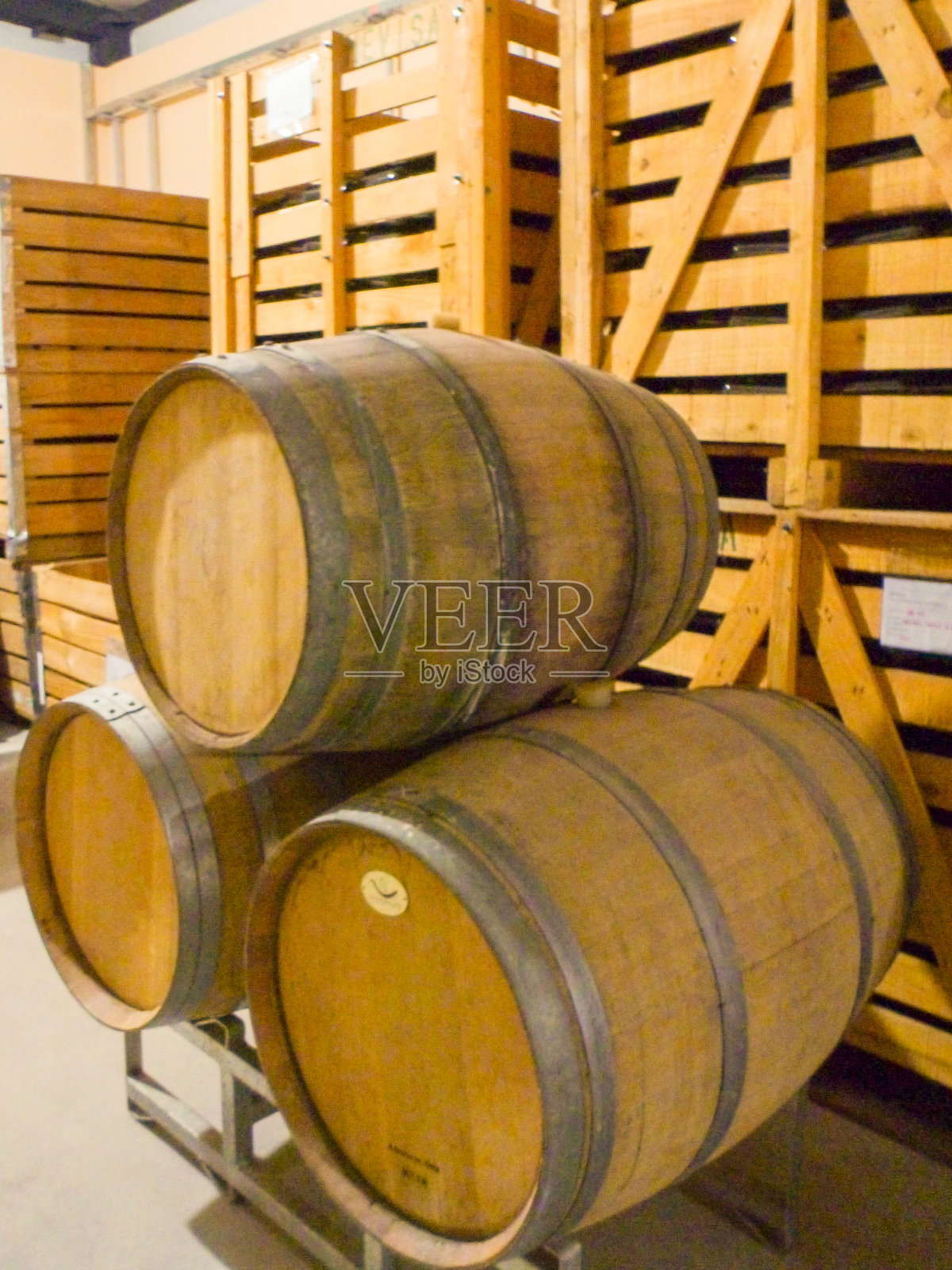 用于陈酿和储存葡萄酒的多个木桶照片摄影图片