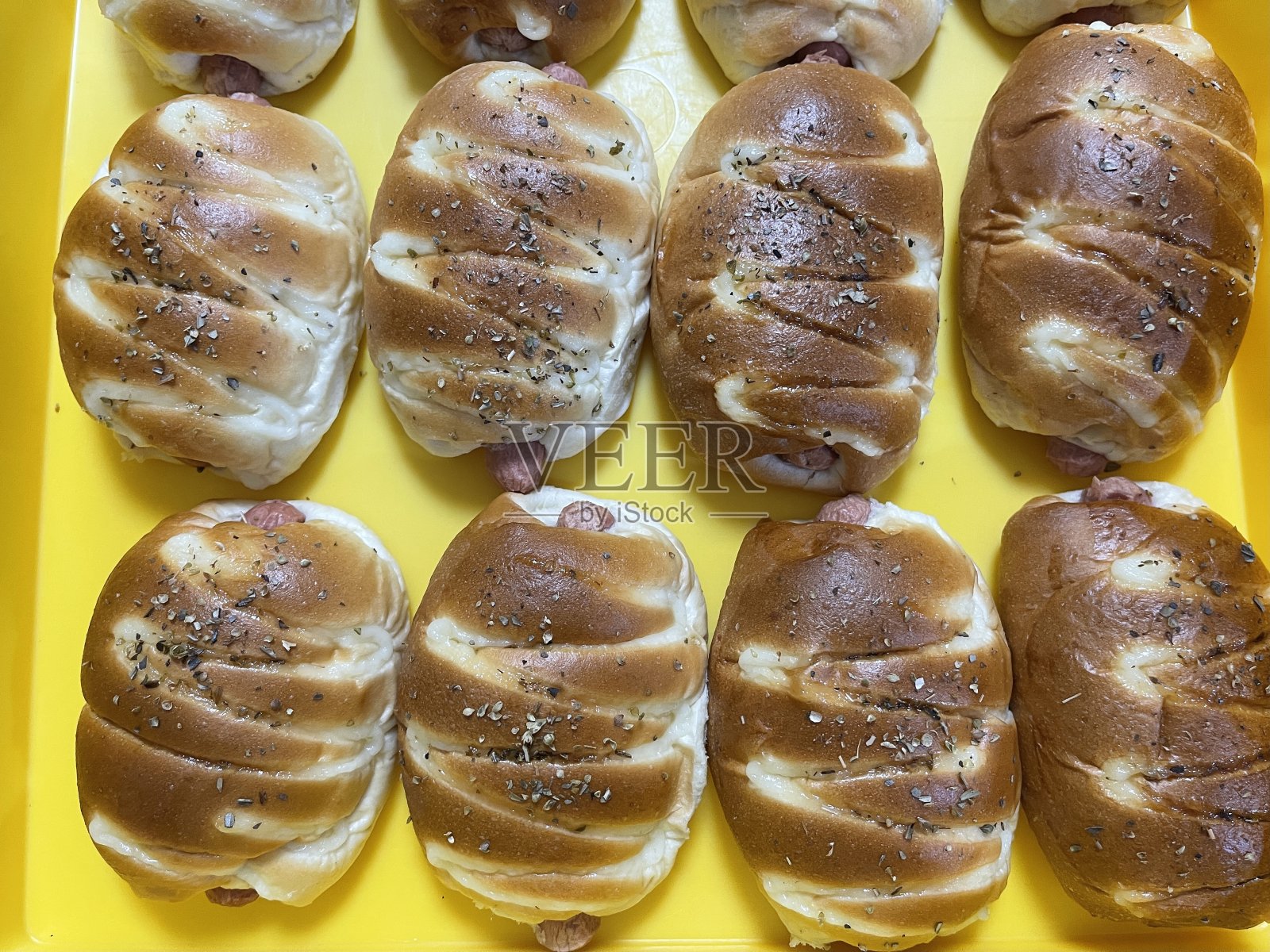 黄色托盘上的热狗或香肠面包照片摄影图片