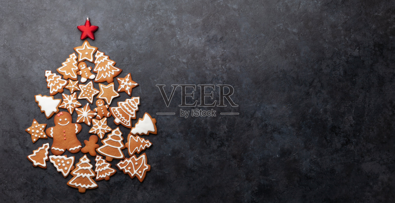 有冷杉树形状的姜饼饼干的圣诞卡照片摄影图片