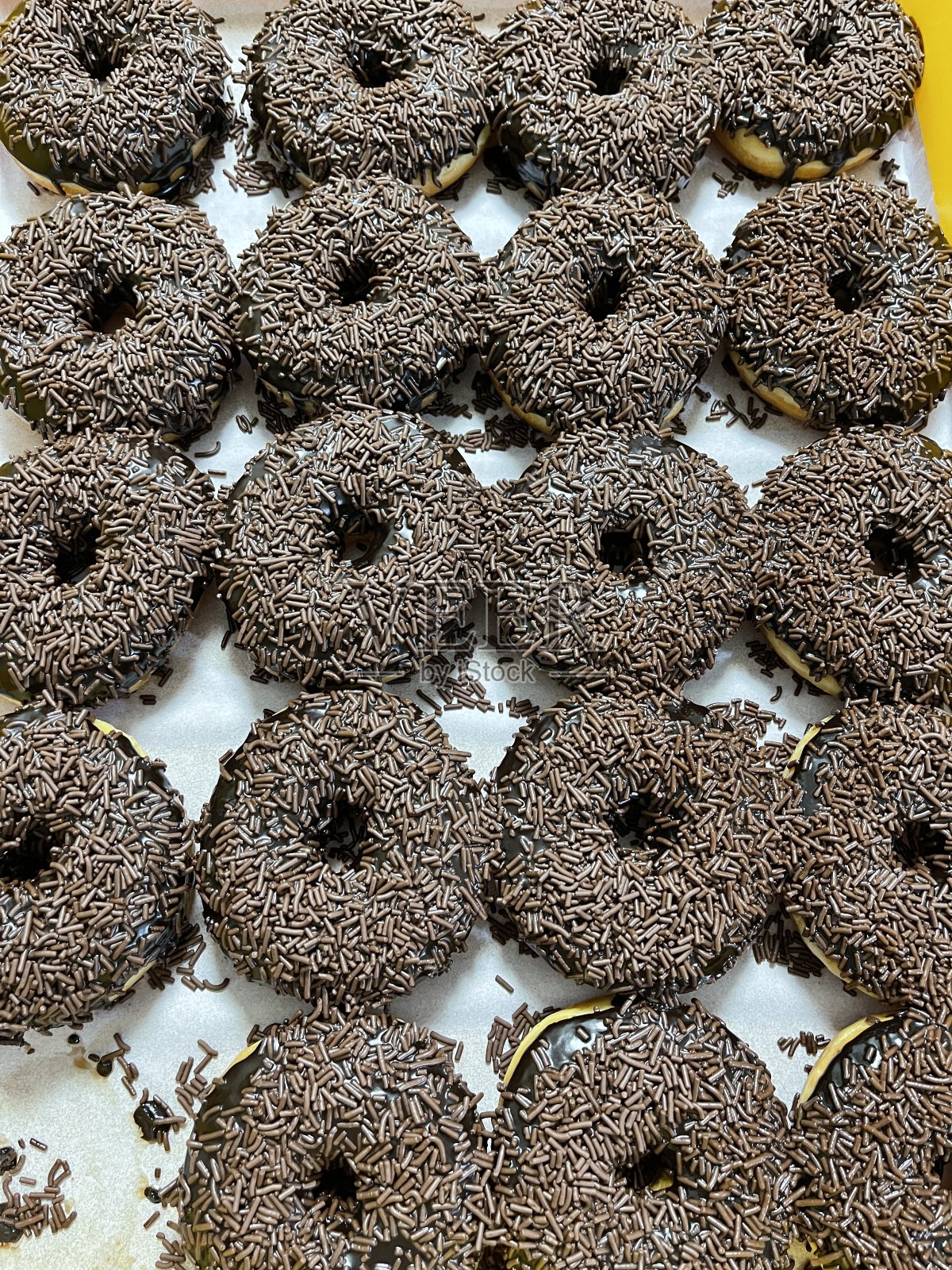 巧克力米或巧克力撒在一个黄色的盘子里照片摄影图片