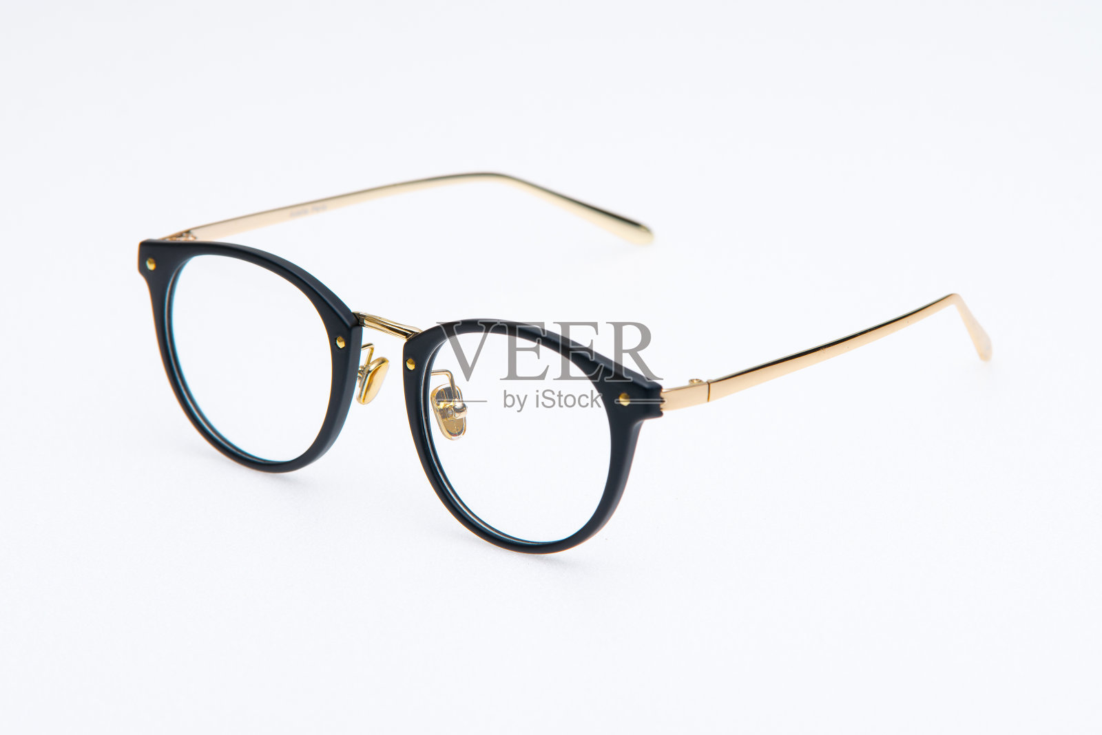 时尚太阳镜两色调框架上的白色背景。照片摄影图片