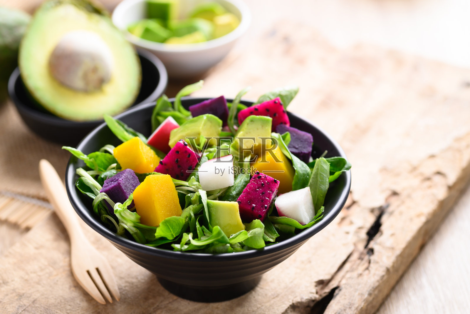 健康素食沙拉水果和蔬菜与牛油果，火龙果，萝卜，南瓜和玉米沙拉照片摄影图片