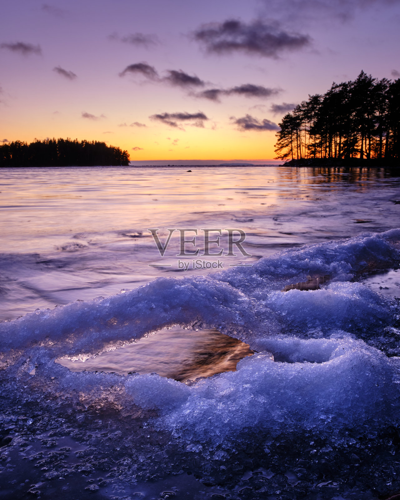 冰冻湖面上的落日照片摄影图片