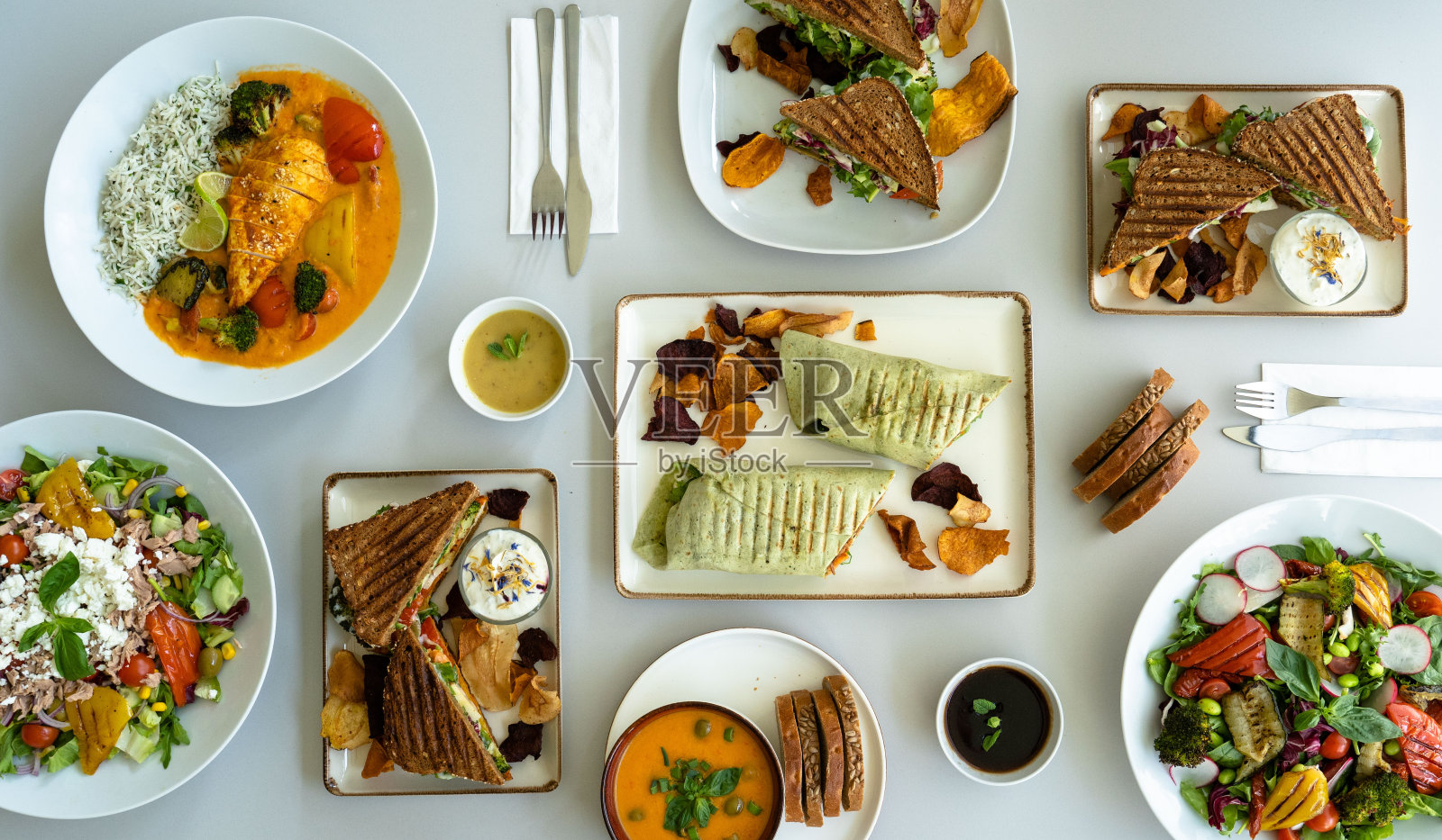 满桌子的食物都可以吃了照片摄影图片