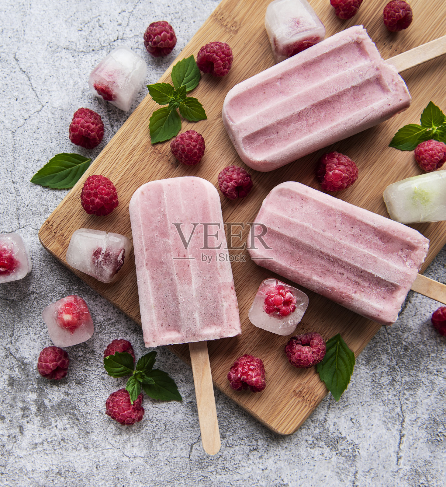 自制覆盆子冰淇淋照片摄影图片