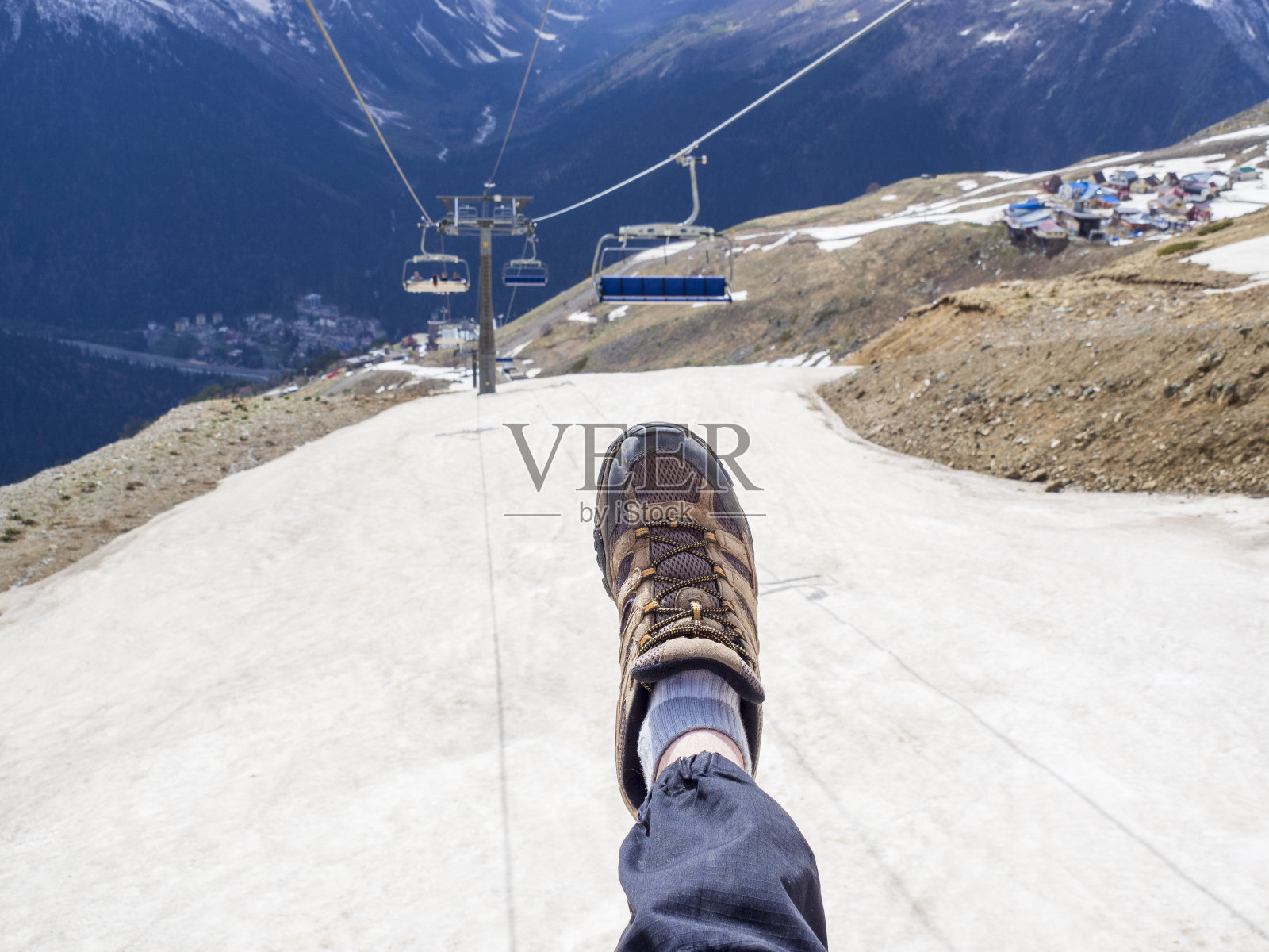 缆车与空座在高加索山脉的东贝度假村的背景。照片摄影图片