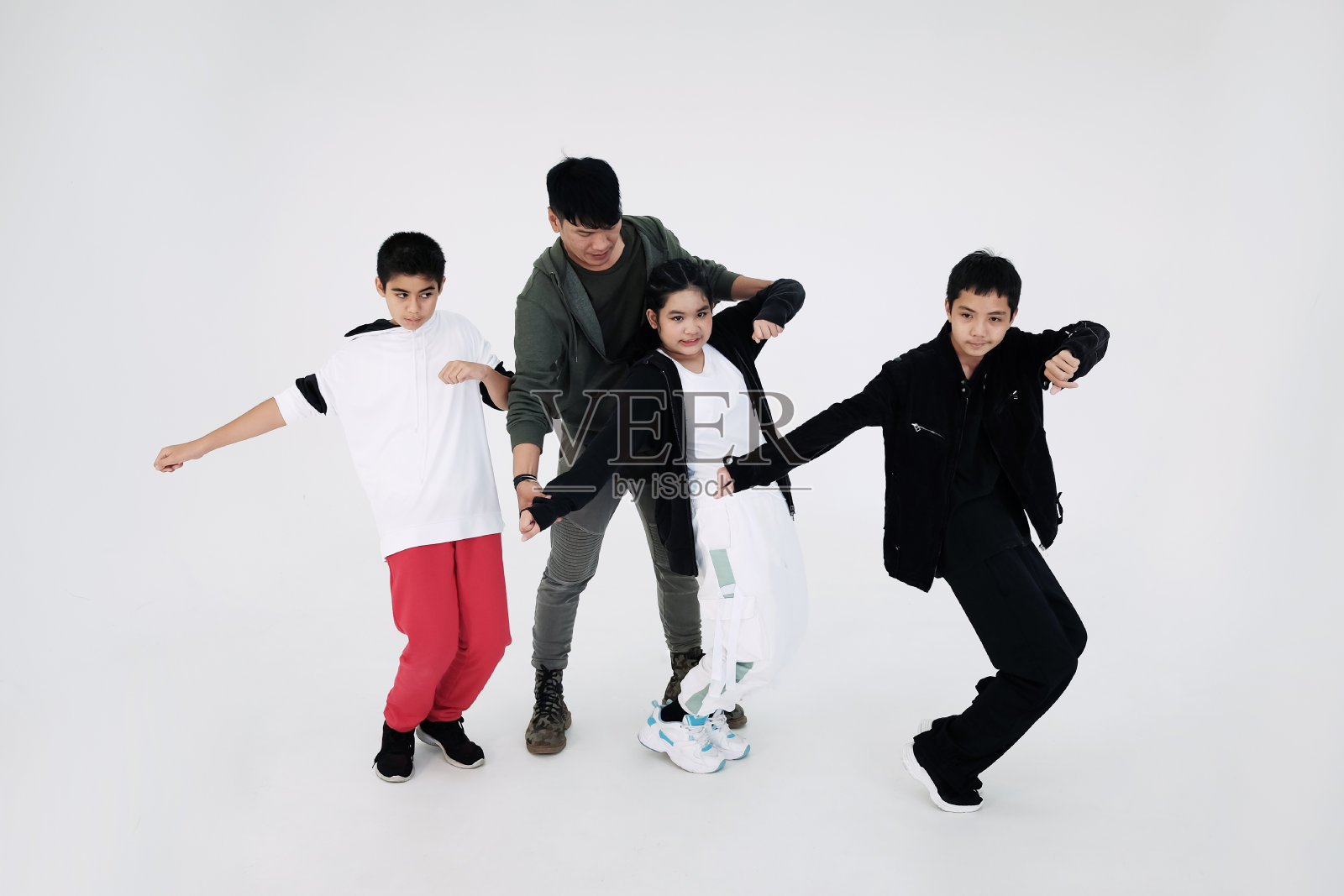 亚辛是一名年轻的职业舞蹈演员和教师，在工作室的舞蹈课上与学生在白色背景下进行霹雳舞教学。教育和体育为孩子的爱好概念照片摄影图片