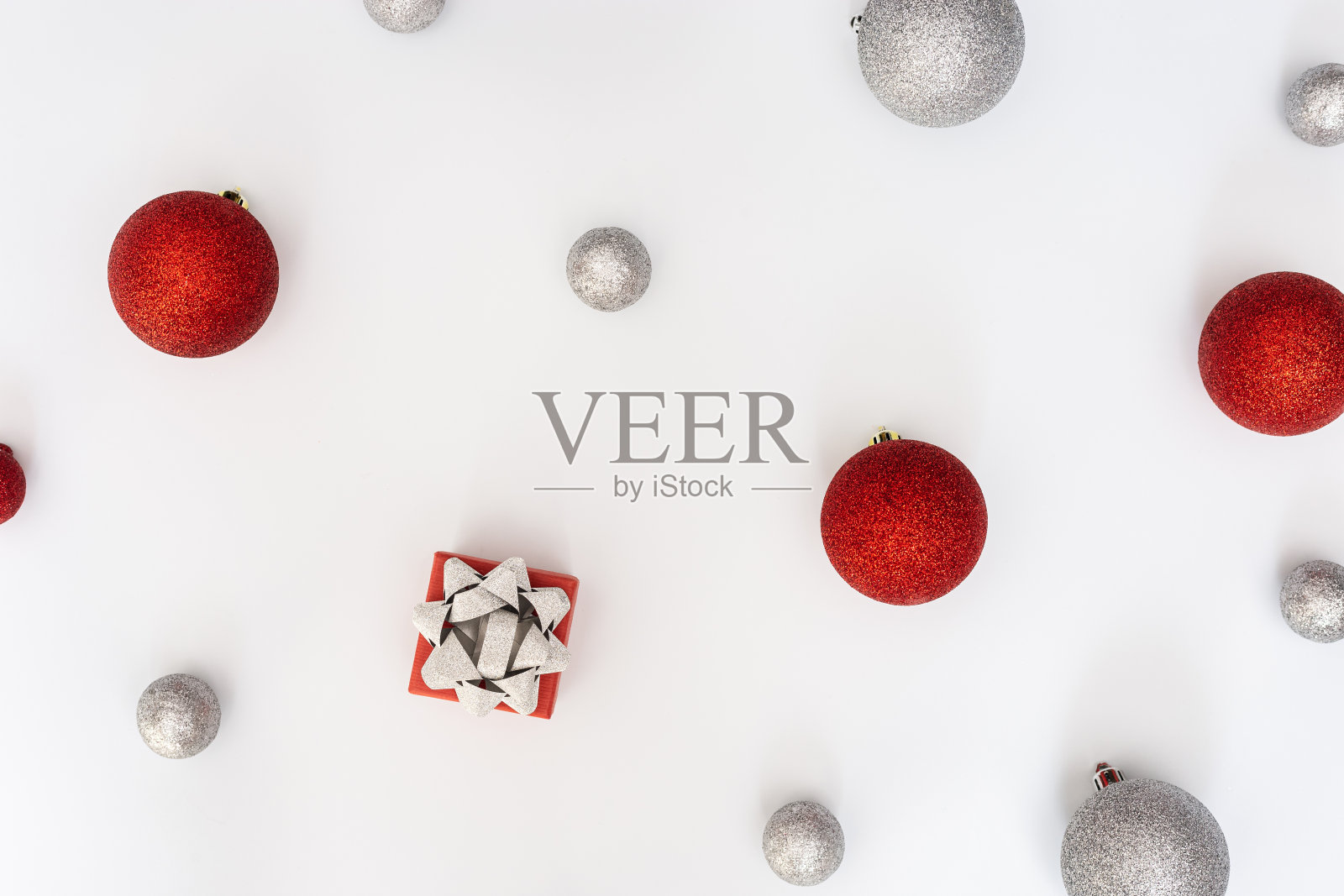 圣诞装饰物装饰，红色和银色的球和礼盒新年假日图案，平摆。照片摄影图片