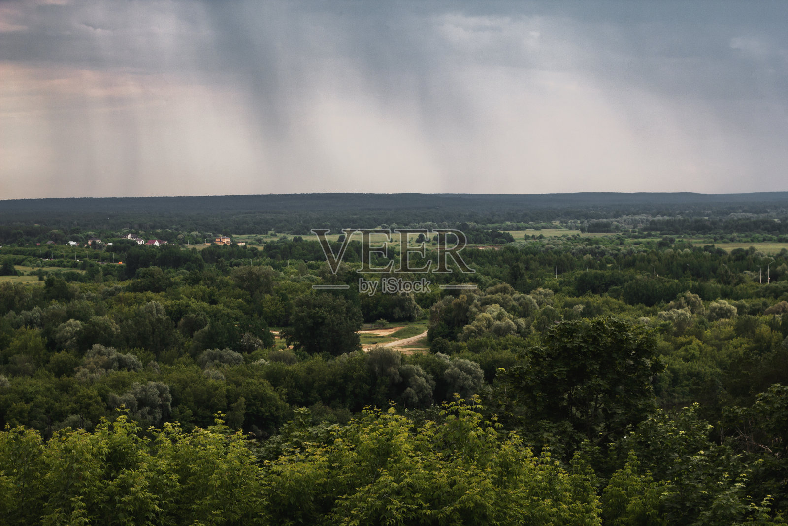 从弗拉迪米尔的观景台上看到的美丽夏日景色。俄罗斯的性质。多云天气下的俄罗斯风景。弗拉基米尔城——俯视图。照片摄影图片