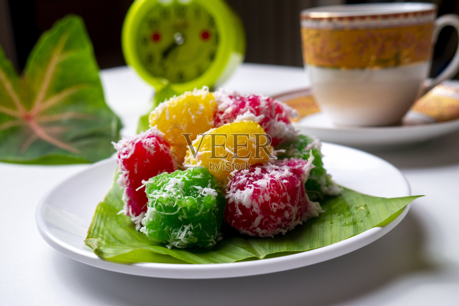 塞尼尔，印度尼西亚的传统食物，以一杯茶为背景照片摄影图片