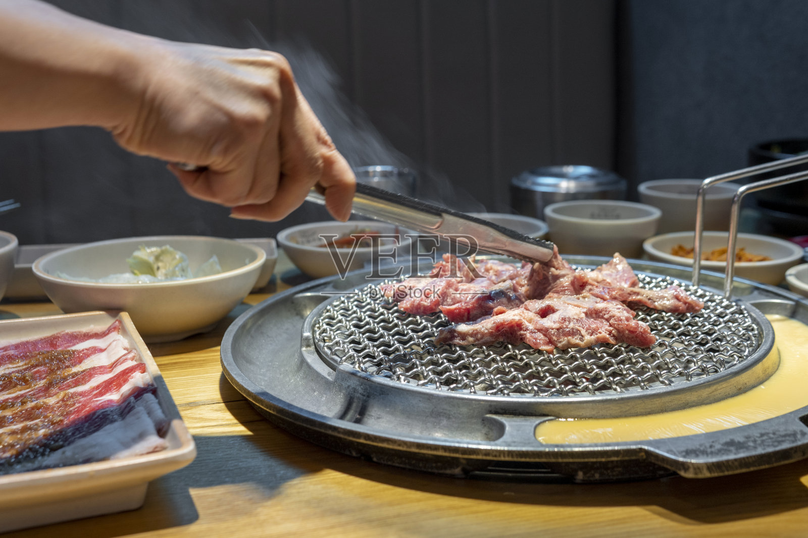 餐厅里的韩国烤肉照片摄影图片
