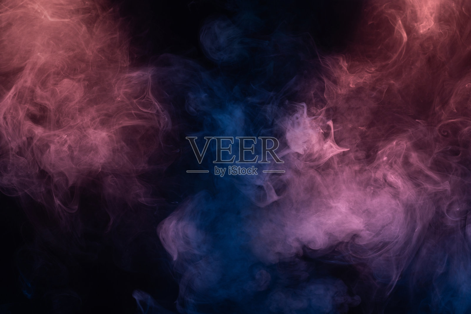 蓝色和粉红色的蒸汽在黑色的背景上。照片摄影图片