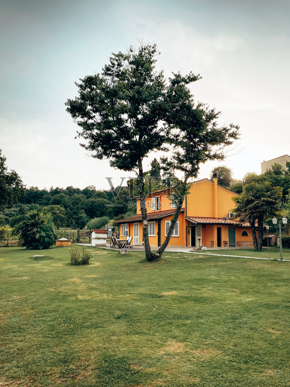 黄昏别墅花园照片摄影图片