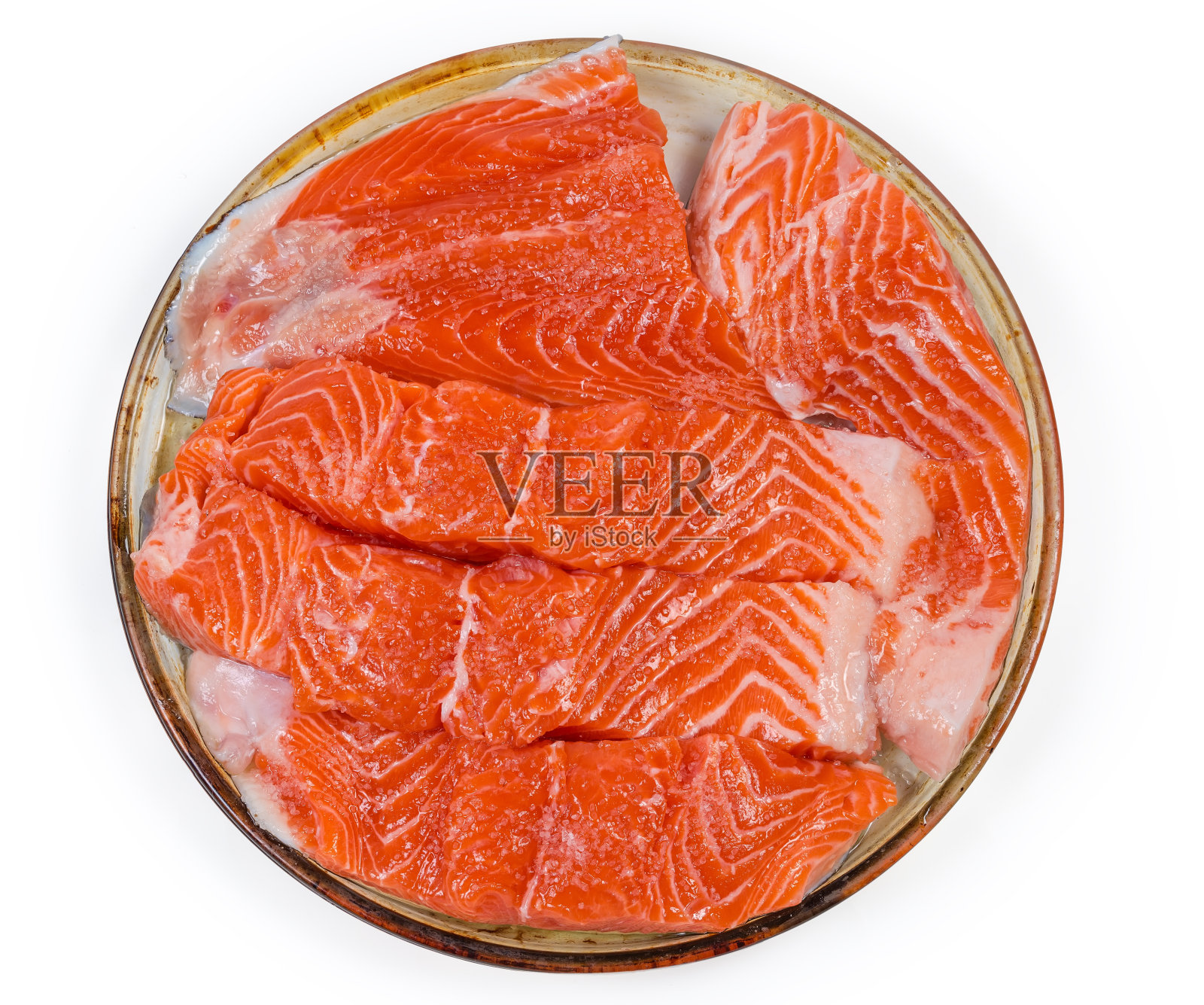 烤盘上准备烤的鳟鱼片，俯视图照片摄影图片