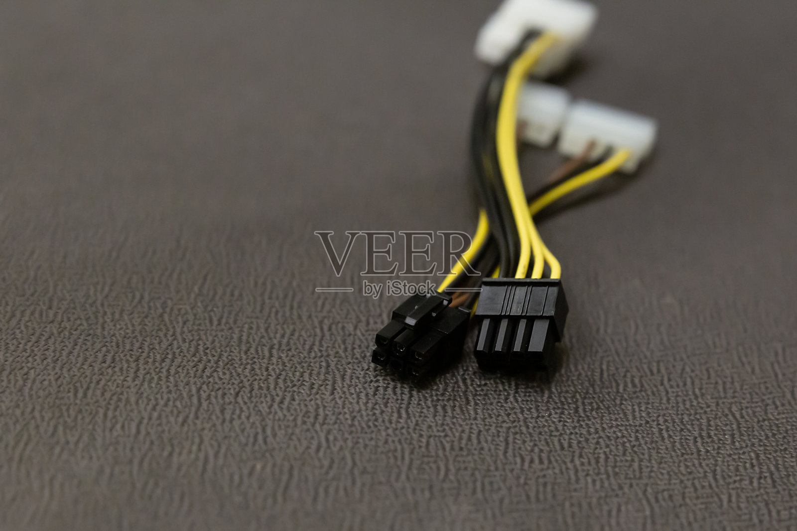 电脑线黑色和黄色在灰色背景上接近照片摄影图片